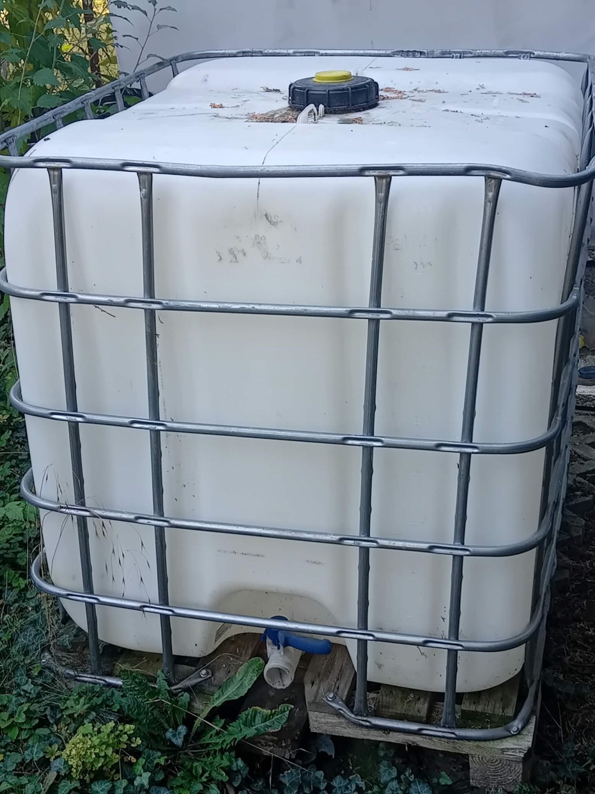 IBC-tartály, 1000 literes, rácsos, raklapos (használt)