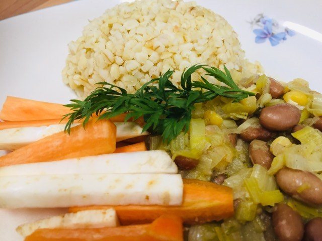 Bulgur babos póréhagymás raguval és zöldséghasábokkal