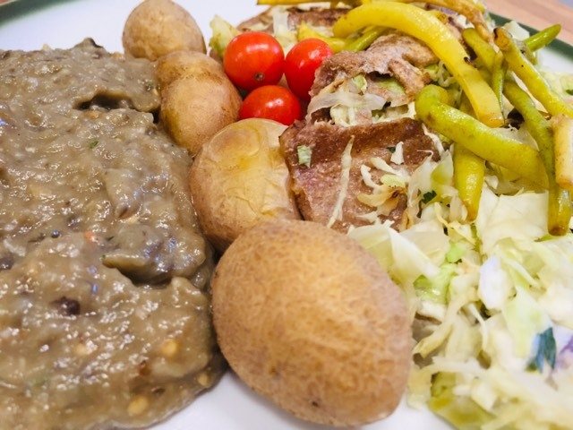 Szejtánszeletek héjas burgonyával, főzelékkel és salátával