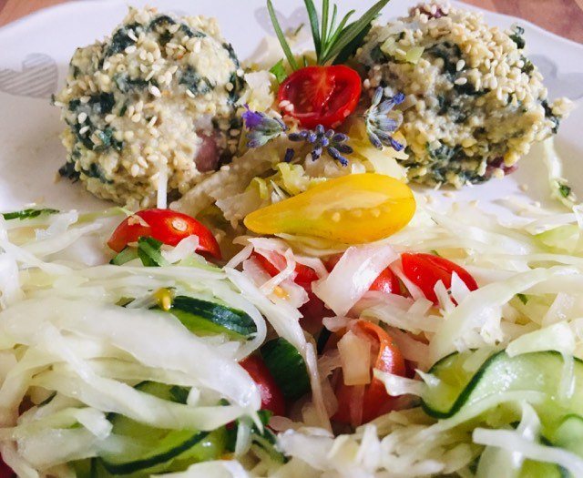 Szezámos spenótos gombóc káposztasalátával közelről